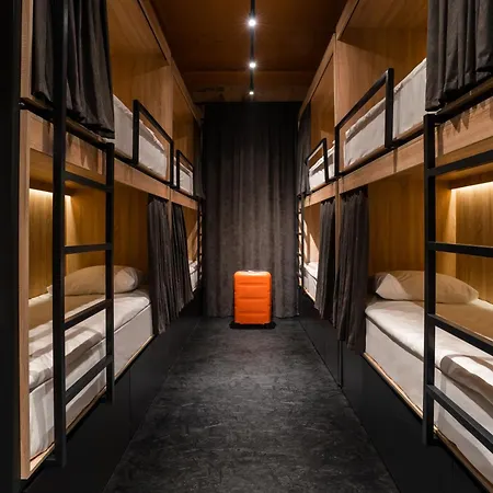 Globe Runner Hostel *